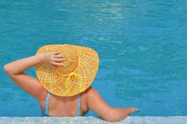 Véritable beauté féminine relaxante dans la piscine — Photo