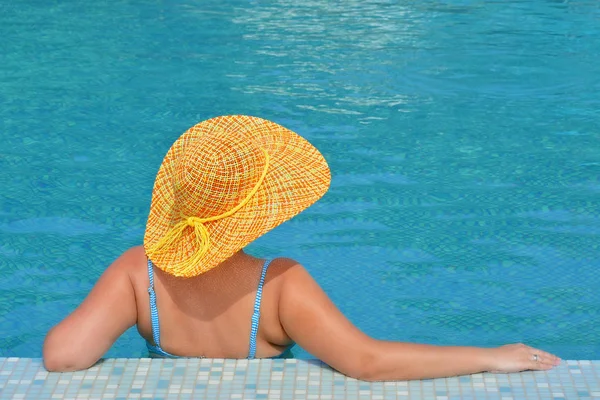 スイミング プールでリラックスした実質女性の美しさ — ストック写真