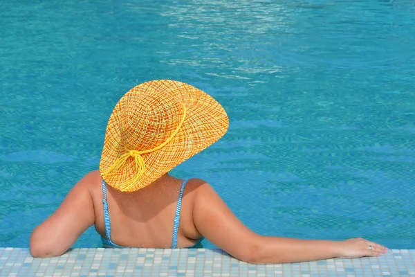 Véritable beauté féminine relaxante dans la piscine — Photo