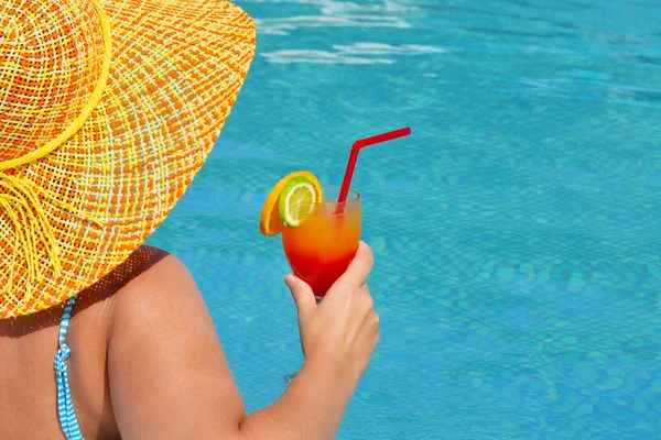 Real beleza feminina relaxante na piscina — Fotografia de Stock