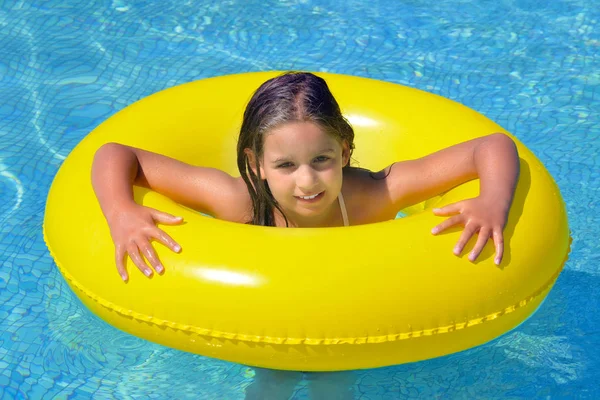 Echt schattig meisje ontspannen in het zwembad — Stockfoto