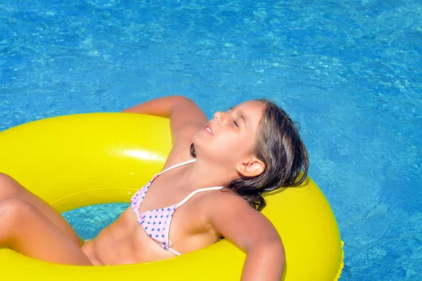 Véritable adorable fille se détendre dans la piscine — Photo