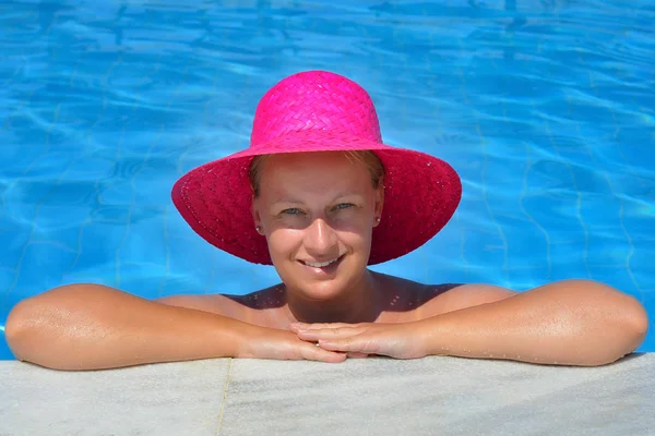 Véritable beauté féminine relaxante dans la piscine — Photo