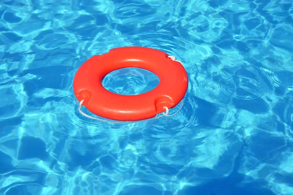 Bunte Rettungsröhre schwimmt im Schwimmbad — Stockfoto
