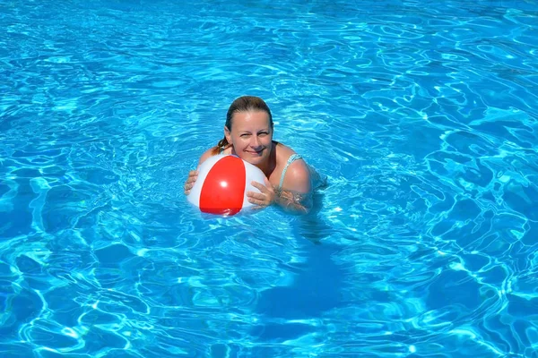 Real belleza femenina relajante en la piscina —  Fotos de Stock