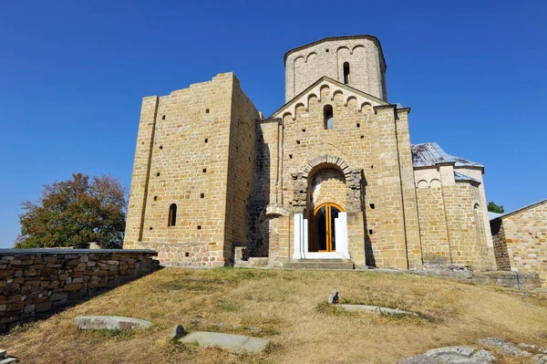 Monastero ortodosso medievale serbo Djurdjevi stupovi, Serbia — Foto Stock
