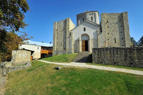 Monasterio ortodoxo medieval serbio Djurdjevi stupovi, Serbia —  Fotos de Stock