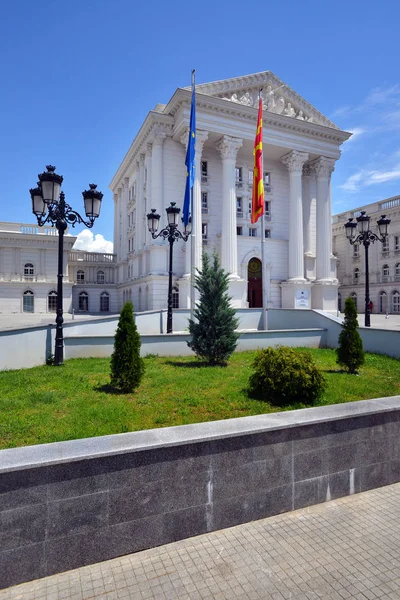 Budynek rządowy w Skopje, Macedonia Północna — Zdjęcie stockowe