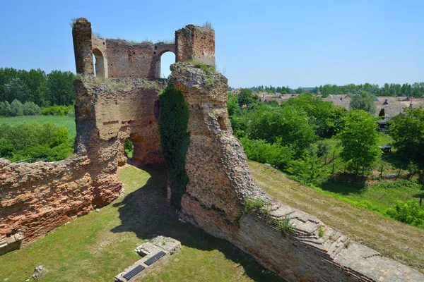 Zřícenina staré středověké pevnosti BAC, Srbsko — Stock fotografie