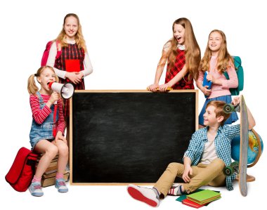 Çocuk grubu boş okul Blackboard, beyaz arka plan üzerinde izole öğrenciler üzerinde bir reklam ile
