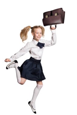 Çocuk koşarak geri okula, kız beyaz arka plan üzerinde evrak çantalı okul üniformalı çocuk mutlu izole.