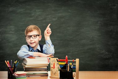 Çocuk sınıf Blackboard arka plan üzerinde evlat işaret parmak boş yazı tahtası için reklam Okulu