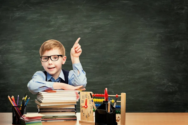 School Kind Klas Blackboard Achtergrond Jongen Reclame Wijzende Vinger Naar — Stockfoto