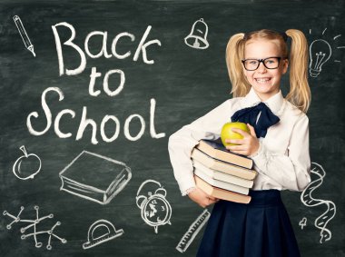 Çocuk okula tebeşir çizimler üzerinde siyah kara tahta, mutlu kız bardaklarda Holding kitaplar ve elma için geri Blackboard arka plan üzerinde