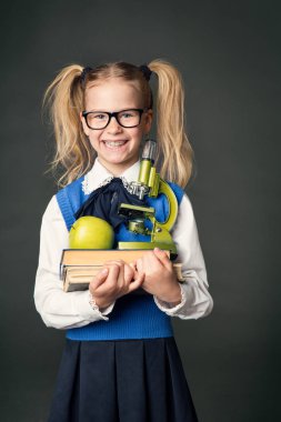 Kitap ve mikroskop Blackboard arka plan, bardaklarda mutlu kız öğrenci üzerinde okul çocuk kızla