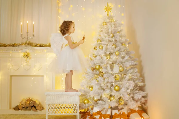 Engelskind Schmückt Weihnachtsbaum Mädchen Hängen Dekorationsgeschenke Ferienzimmer Mit Kamin — Stockfoto