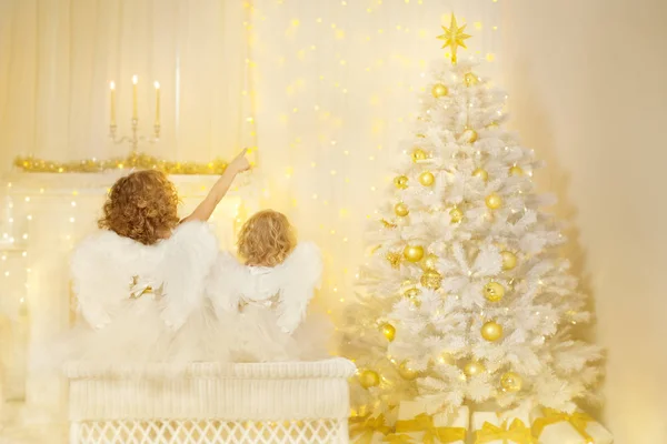 Ángeles Navidad Mirando Árbol Navidad Niños Con Alas Volver Ver —  Fotos de Stock