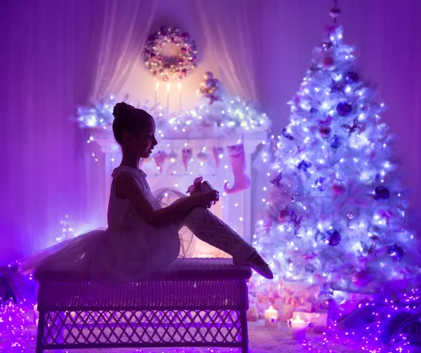 Niño Navidad Abierto Regalo Caja Frente Chimenea Del Árbol Navidad —  Fotos de Stock