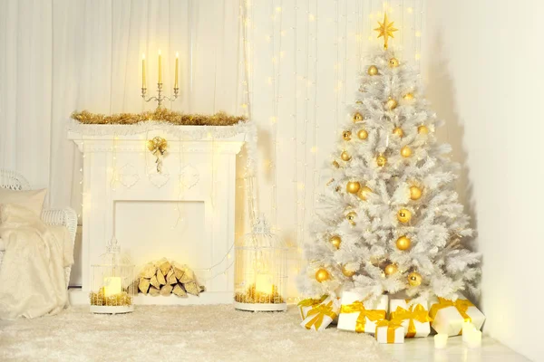 圣诞树和壁炉 金色装饰房间内部 圣诞节炉边灯呈现礼物 — 图库照片
