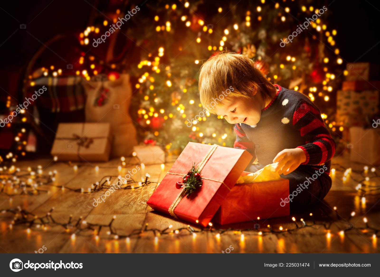 Regalo Regalo Regalo Abierto Para Niños Navidad Niño Feliz Mirando