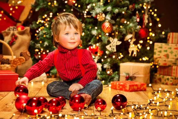 Criança Árvore Natal Happy Boy Kid Com Decoração Bolas Ano — Fotografia de Stock