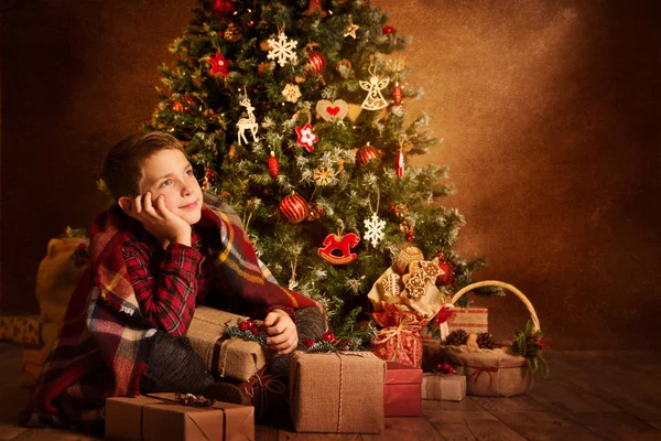 Weihnachtskind Träumt Unterm Weihnachtsbaum Fröhliches Knabenkind Mit Neujahrsgeschenken — Stockfoto