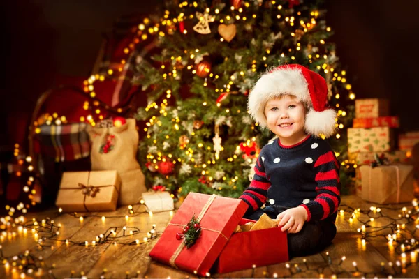 Kerst Kind Open Heden Onder Kerstboom Gelukkig Jongetje Met Nieuwjaar — Stockfoto