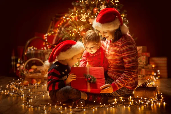Weihnachten Familieneröffnung Beleuchtung Geschenk Box Unter Dem Weihnachtsbaum Glückliche Mutter — Stockfoto