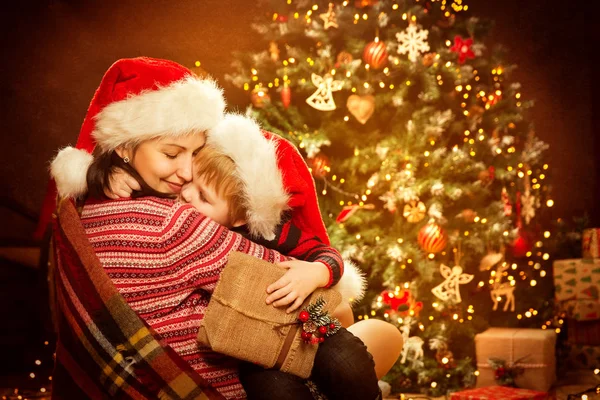 Weihnachtsfamilie Und Weihnachtsbaum Glückliche Mutter Schenkt Baby Neujahrsgeschenk — Stockfoto