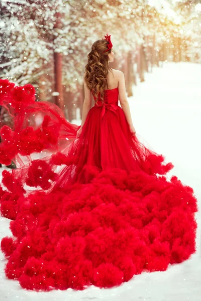 Frau Rotes Kleid Und Winterschnee Mode Model Gerafften Flauschigen Wehenden — Stockfoto