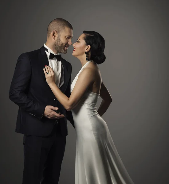 Pareja Retrato Moda Hombre Elegante Traje Negro Hermosa Mujer Vestido — Foto de Stock