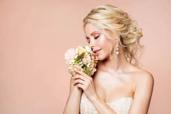 Mode modellen Beauty portret, vrouw ruikende bloemen, make-up kapsel — Stockfoto