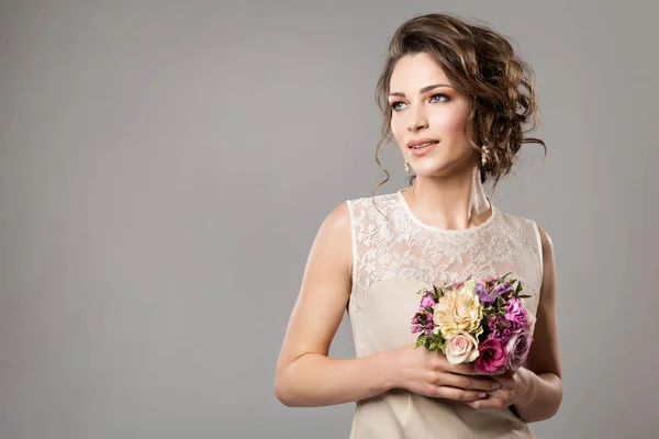 Mode modeller skönhet porträtt med blommor, kvinna makeup frisyr — Stockfoto