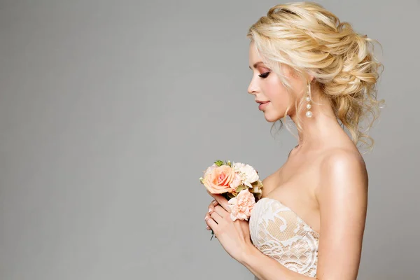 Models Profil Porträt mit Blumen, Frau Make-up Frisur — Stockfoto