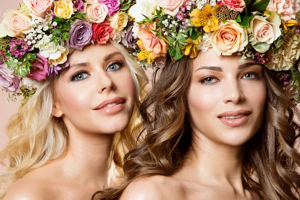 Fashion Models Flowers Hairstyle Beauty Portrait, Two Beautiful Women — Stock Photo, Image