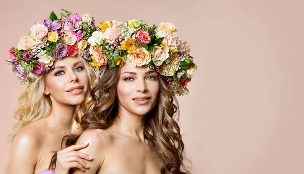 Moda modelos flores corona en peinado, dos hermosas mujeres retrato de belleza — Foto de Stock