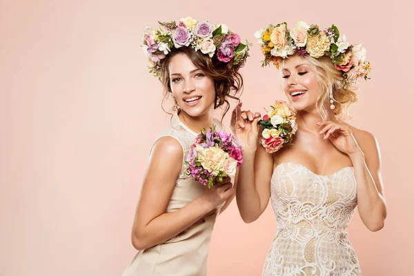 Mode modellen bloemen kapsel schoonheid portret, twee gelukkige vrouwen — Stockfoto