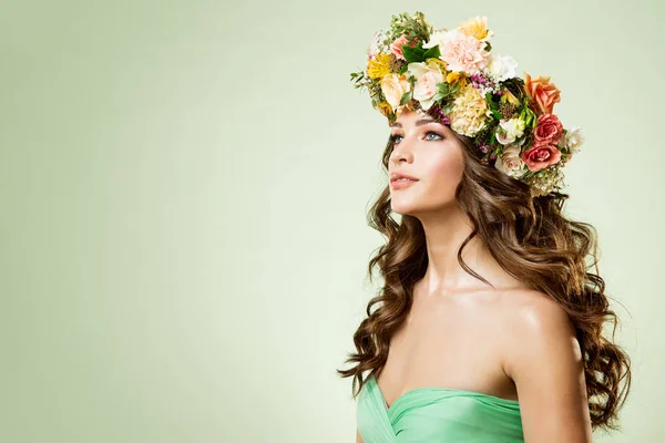 Modèles de mode fleurs couronne beauté portrait, coiffure de maquillage de femme — Photo