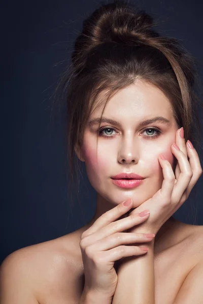 Fashion model Beauty Make-up portret, vrouw roze nagels Pools, lippen — Stockfoto