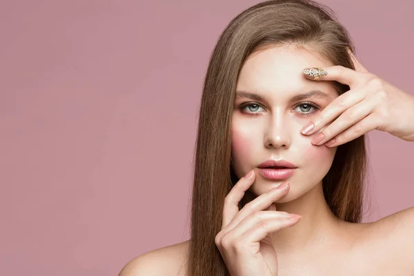 Vrouw schoonheid portret, model aanraken gezicht, mooi meisje make-up — Stockfoto