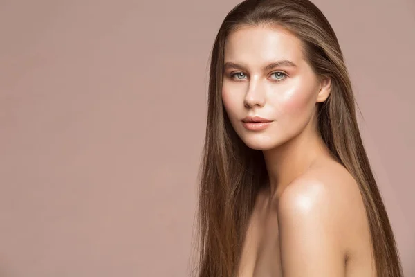 Fashion model Beauty Make-up, mooie vrouw lang haar natte huid make-up — Stockfoto