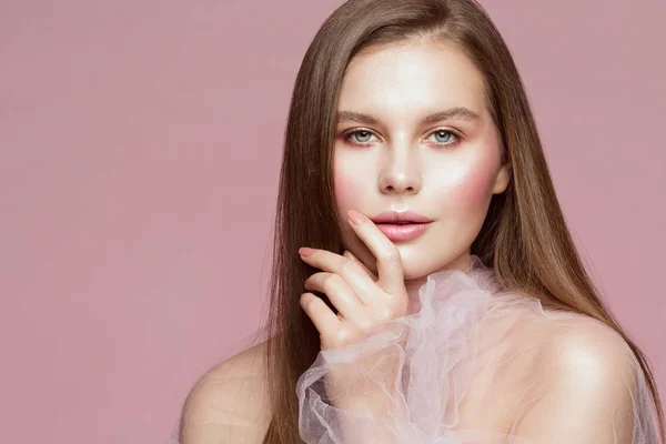 Žena krása portrét, model dotýkání obličeje rty, make-up a nehty — Stock fotografie