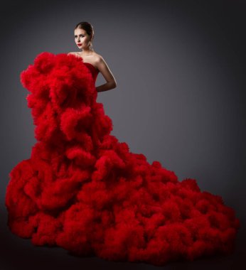 Kırmızı Ruching Elbiseli Kadın, Moda Modeli Uzun Yumuşak Dalgalı Elbise
