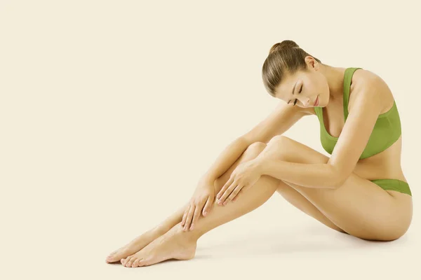 Lichaam schoonheid, slanke vrouw in ondergoed Touch benen, huidverzorging — Stockfoto