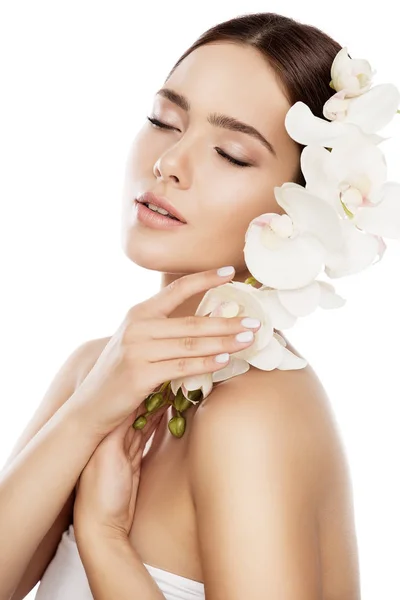 Beauty Spa huidverzorging, vrouw gezicht natuurlijke make-up, orchidee bloem — Stockfoto
