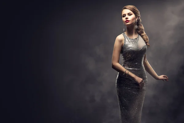 Fashion model zilveren jurk, elegante vrouw in sprankelende sexy Gown — Stockfoto