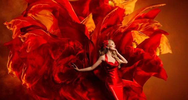 Mujer arte fantasía, bailando modelo de moda en tela roja abstracta —  Fotos de Stock