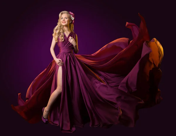 Mujer volando vestido púrpura, modelo de moda bailando en vestido de onda larga —  Fotos de Stock