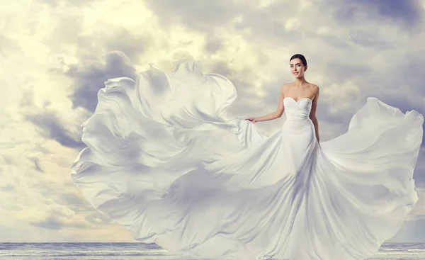 Mujer vestido blanco, modelo de moda en vestido largo de seda aleteo —  Fotos de Stock