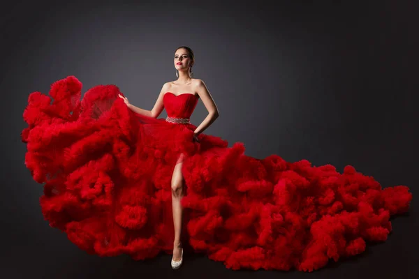 Vrouw in Rood Ruched Jurk, Fashion Model in Lange Fluffy Waving Gown Rechtenvrije Stockafbeeldingen